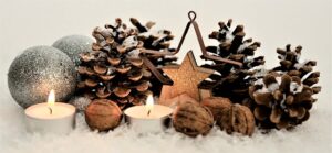 julekugler og grankogler og valnødder, og fyrfadslys samt julestjerne