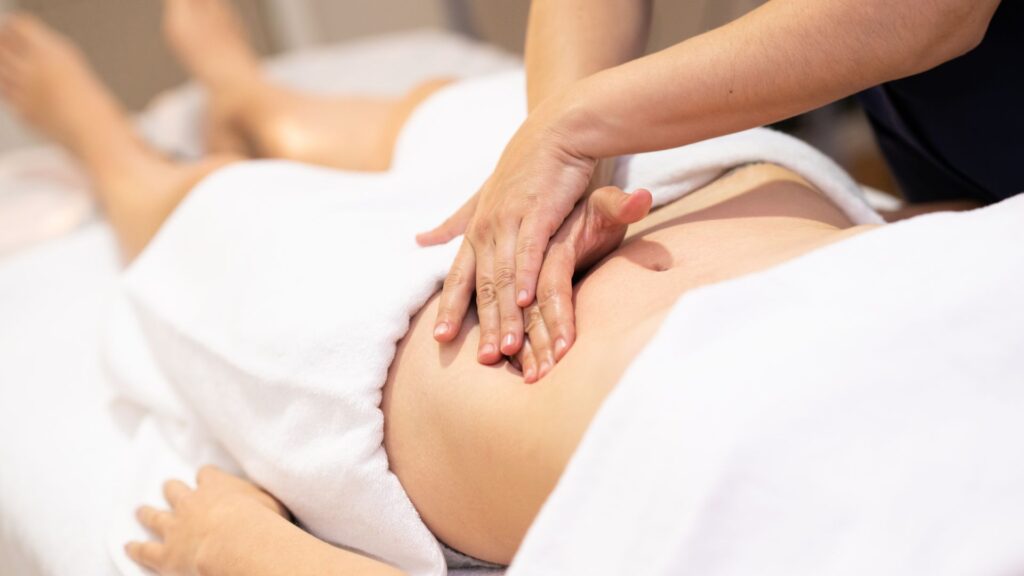 kropsterapi på maven for smertelindring og velvære.